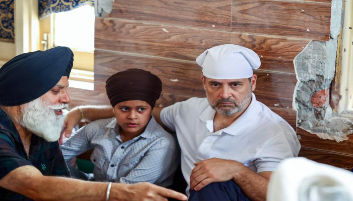 Rahul Gandhi J&K Visit:  गोलाबारी से प्रभावित छात्रों से मिले राहुल गांधी, किया ये वादा