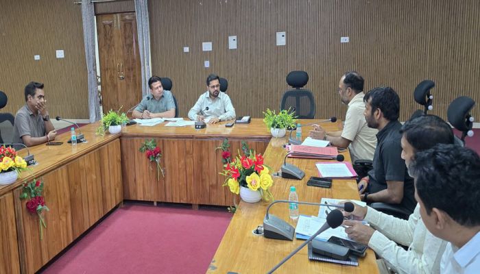 झांसी में डीएम गौरांग राठी की अभिनव पहल, वीडियो कॉन्फ्रेंसिंग से शिकायत का मौके पर निस्तारण