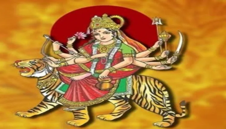 श्रद्धालुओं ने की पूजा-अर्चना, लाइन पर लगे सभी न कोई बड़ा न छोटा