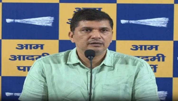 दिल्ली में चलती बस में नाबालिग से गैंगरेप, AAP ने सरकार को घेरा