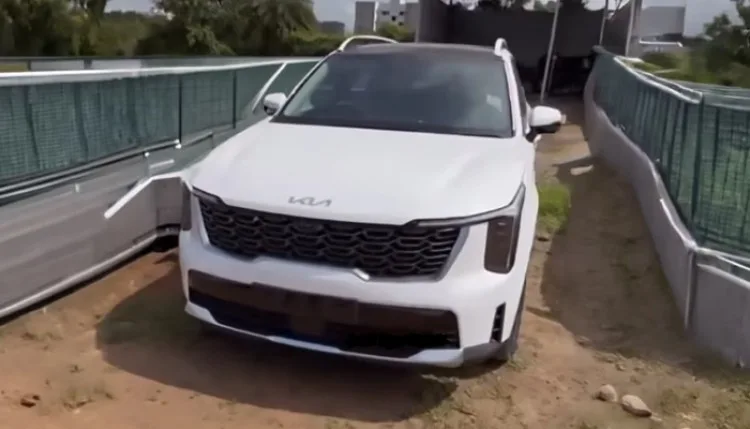 Kia Sorento Launch 2026: भारत में लॉन्च से पहले डीलरशिप पर पहुंची एसयूवी
