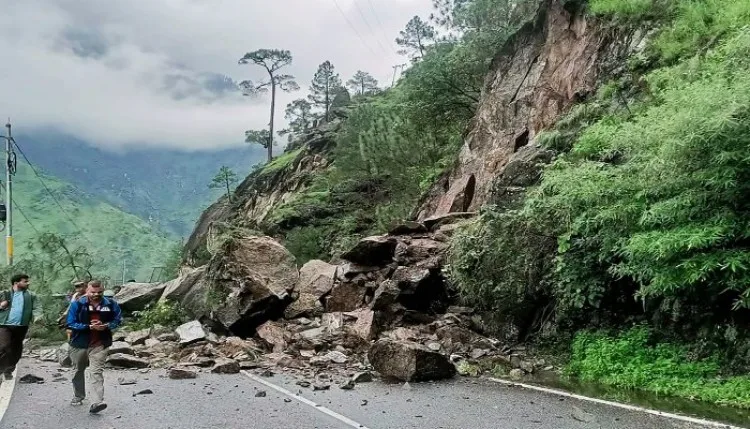 हिमाचल में भारी बारिश की चेतावनी, नदियों का जलस्तर बढ़ा; 112 सड़कें बंद