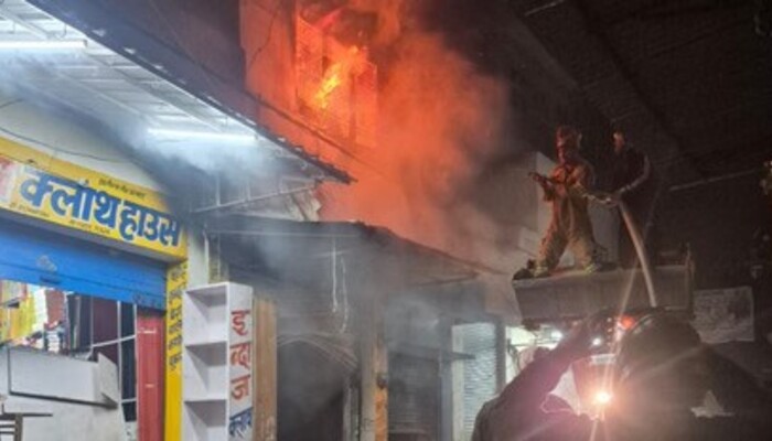 शॉर्ट सर्किट से लगी रेडीमेड दुकान में आग, 25 लाख का सामान खाक