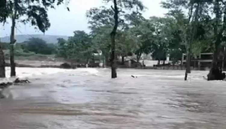 सतना में लगातार बारिश से मंदाकिनी नदी उफान पर, बाढ़ जैसे हालात