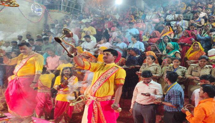 गंगा आरती में शामिल हुए संजय मेहरोत्रा, विशेष पूजन कर लिया आशीर्वाद