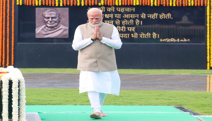 PM मोदी ने भारत रत्न अटल बिहारी वाजपेयी को दी श्रद्धाजलि, बोले- उनका योगदान कभी नहीं भूलेगा देश
