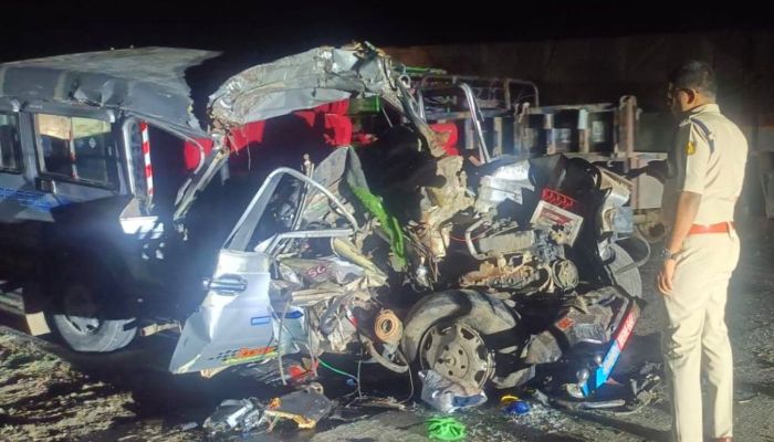 Kalaburagi Road Accident : कर्नाटक में भयानक सड़क हादसा, ट्रक-कार की टक्कर में पांच लोगों की मौत