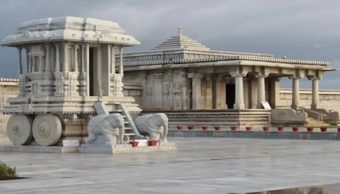 70 साल तक पानी में डूबा रहा ये मंदिर, आज भी भक्तों को सुनाई देती है बांसुरी की आवाज