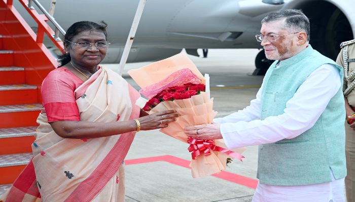 President Draupadi Murmu: दो दिवसीय दौरे पर झारखंड पहुंचीं राष्ट्रपति मुर्मू, एयरपोर्ट पर राज्यपाल गंगवार ने किया स्वागत