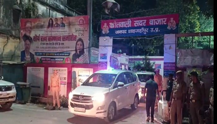 Shahjahanpur:  यूपी के शाहजहांपुर में भारी बवाल, भीड़ ने थाने का किया घेराव...पुलिस ने भांजी लाठी