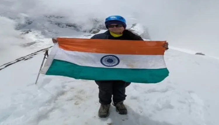lucknow की बेटी पर्वतारोही पूर्वा धवन ने 5,826 मीटर ऊंची रुद्रगैरा चोटी पर फहराया तिरंगा
