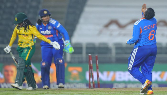 INDW vs SAW 4th T20I: दीप्ति शर्मा के 'पंजे' में फंसी दक्षिण अफ्रीका, हार की हैट्रिक के बाद भारत ने चखा जीत का स्वाद