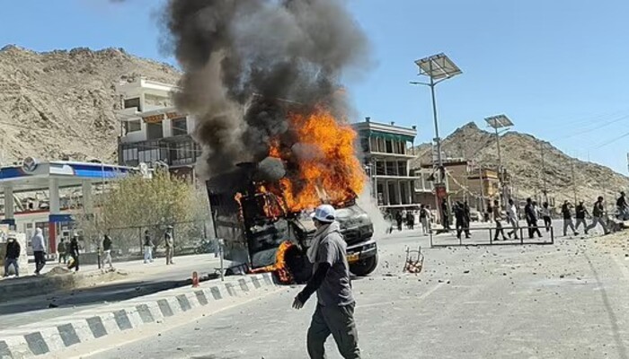 Leh Ladakh Protest: चार प्रदर्शनकारियों की मौत के बाद से कफ्यू जारी,  देख लीजिए अभी कैसी है स्थिति