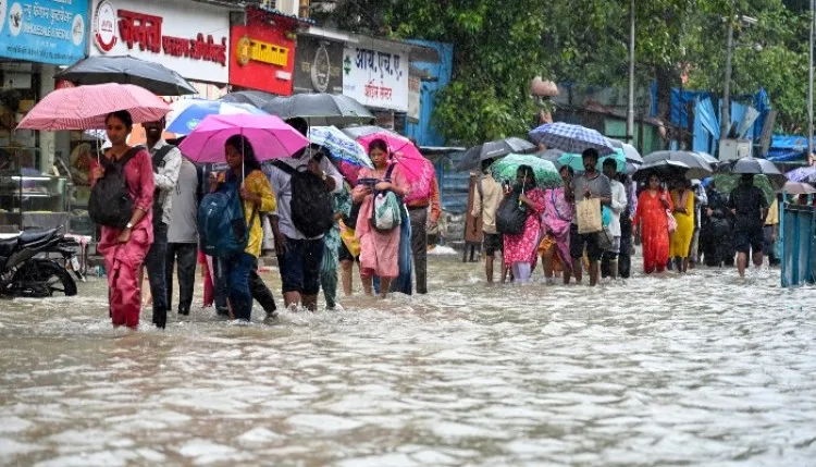 भारी बारिश से महाराष्ट्र में बाढ़ जैसे हालात, मुंबई-ठाणे समेत कई इलाकों में जलभराव, यातायात बाधित