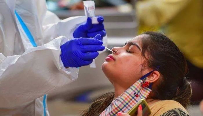 Covid-19 Cases: कोरोना ने बढ़ाई टेंशन, दिल्ली में मिले 99 नए केस, भारत में एक्टिव केस 1000 के पार