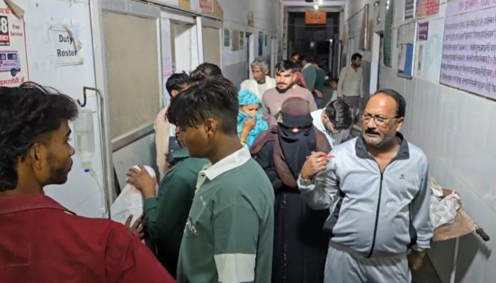 Hamirpur Accident: कानपुर-सागर हाईवे पर ट्रक ने वैन को मारी टक्कर, दूल्हे के भाई समेत 4 की मौत