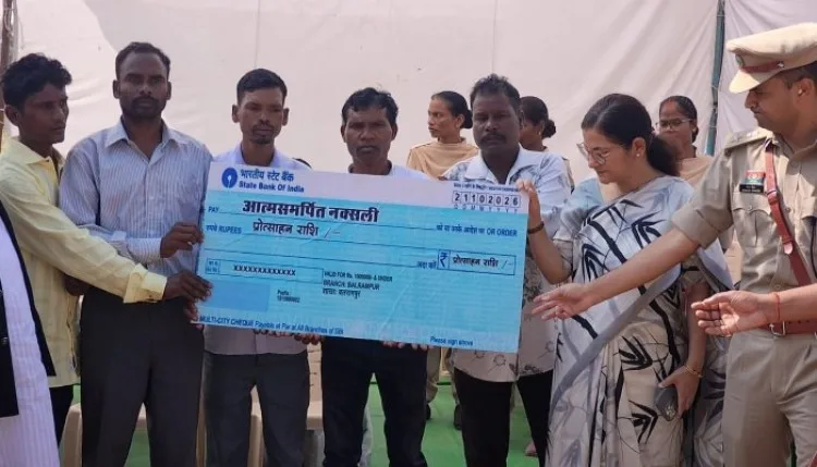 नक्सली कमांडर ने त्याग दिए हथियार, पत्नी के कहने पर किया था फैसला
