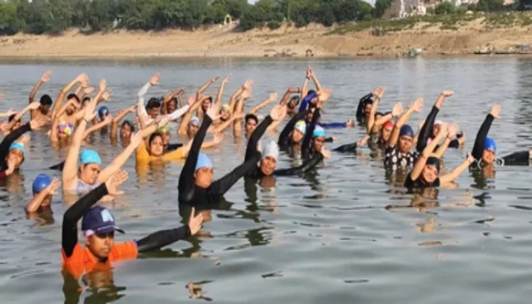 International Yoga Day : अंतरराष्ट्रीय योग दिवस से पहले प्रयागराज में 'जल योग', यमुना नदी में तैराकों ने किया अनोखा अभ्यास