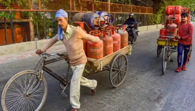 LPG Price Cut: एलपीजी सिलेंडर 183 रुपये हुआ सस्ता, चेक करें अपने शहर का रेट