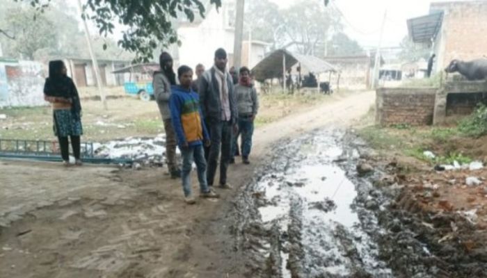 जोगराजपुर प्राथमिक विद्यालय का मार्ग जर्जर, स्कूल जाने वाले बच्चों को हो रही भारी परेशानी