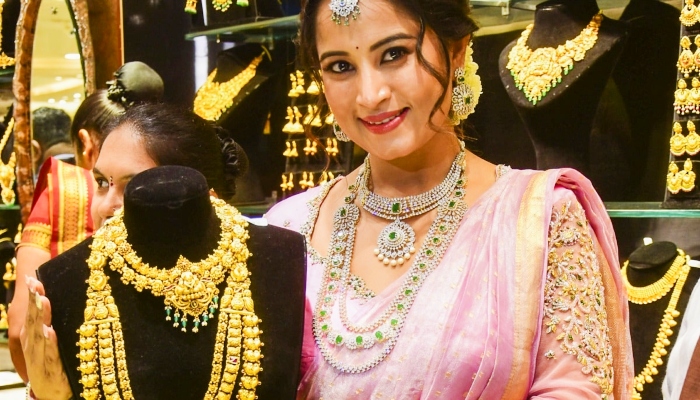 सोने की कीमत में भारी गिरावट, चांदी स्थिर, सर्राफा बाजार में सुस्ती का माहौल