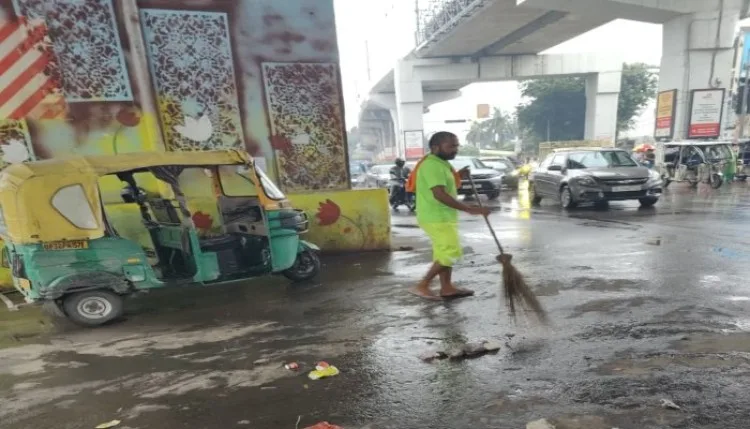 बारिश से बस्ती में भर रहा पानी, नगर निगम कर्मचारी पकड़ रहे पशु