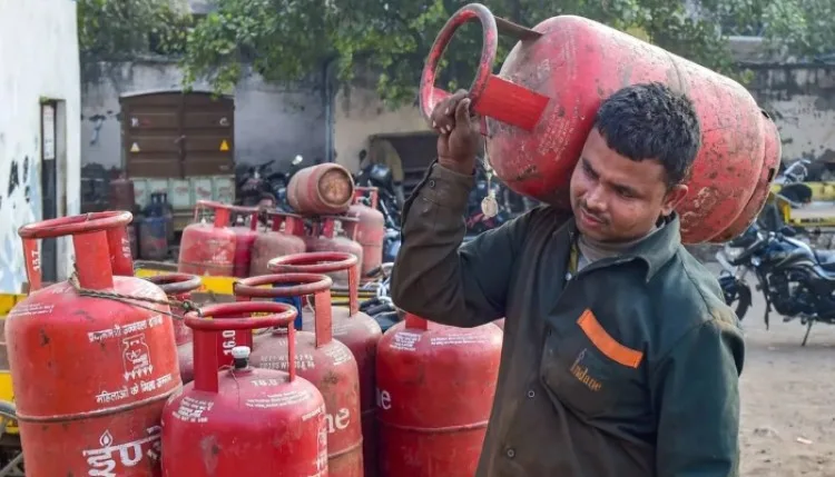 LPG की लागत बढ़ी, तेल कंपनियों का मुनाफा घटा
