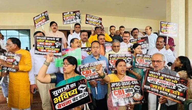 झारखंड विधानसभा में भर्ती परीक्षा विवाद पर भाजपा का प्रदर्शन, नारेबाजी