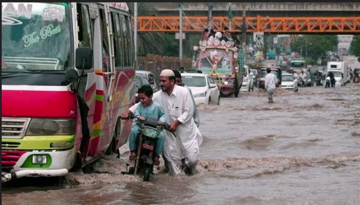 Pakistan Flood : पाकिस्तान में भारी बारिश और बाढ़ से मचा हाहाकार, चारों तरफ भयंकर तबाही...234 की मौत