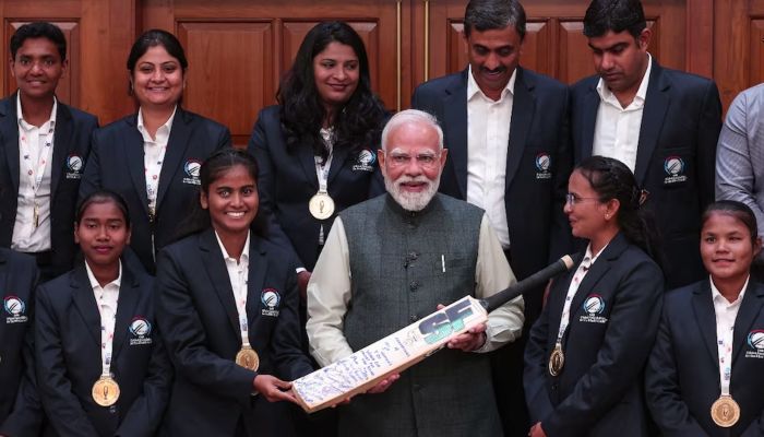 T20 विश्व कप जीतने वाली महिला ब्लाइंड क्रिकेट टीम से PM मोदी ने की मुलाकात, अपने हाथों से खिलाई मिठाई