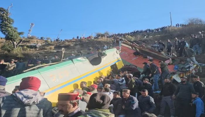 हिमाचल प्रदेशः खाई में गिरी बस, अब तक 12 लोगों की मौत, 33 गंभीर