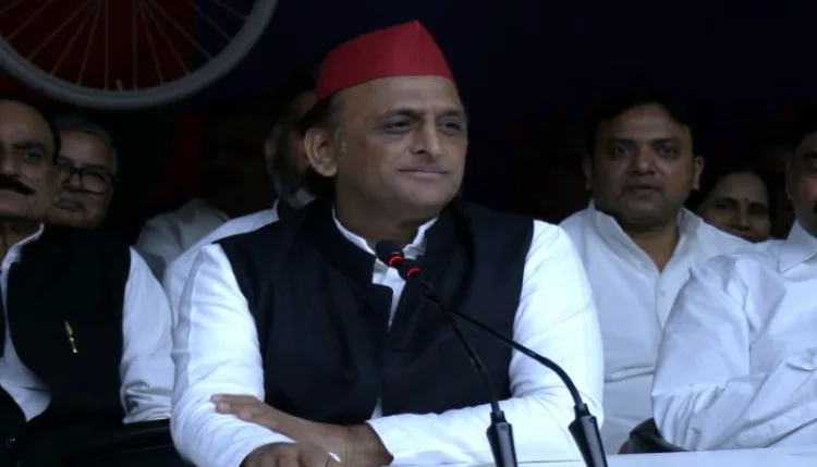 अखिलेश यादव के बड़े चुनावी वादे, चुनाव प्रक्रिया पर भी उठाए सवाल