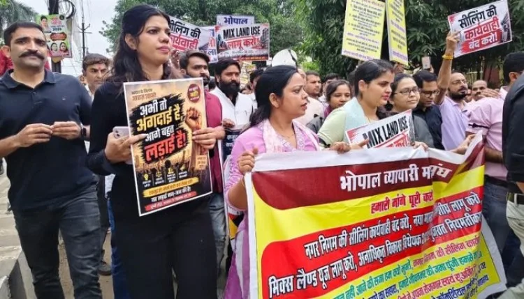 सीलिंग के विरोध में किसान-कारोबारी एकजुट, रामधुन से आंदोलन की शुरुआत