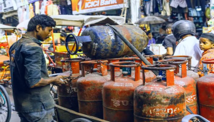 LPG Price Hike: दिवाली से पहले बड़ा झटका, LPG सिलेंडर हुआ महंगा, जानें कितने बढ़े दाम