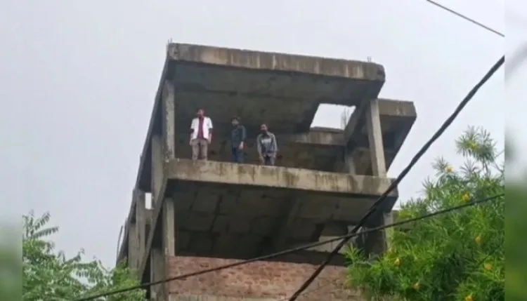 भोपालः नर्सिंग छात्रों का प्रदर्शन, निर्माणाधीन इमारत पर चढ़े, अफरा-तफरी