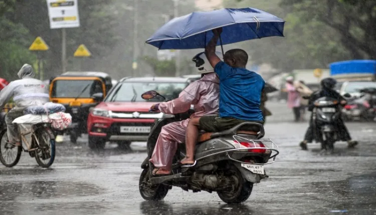 Mumbai Rain: सड़कें जलमग्न, स्कूल-कॉलेज बंद, कई ट्रेनें रद्द; भारी बारिश से जनजीवन प्रभावित