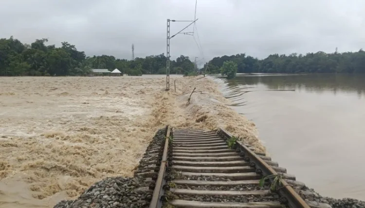 Assam Flood: दिखौ नदी का जलस्तर बढ़ा, रेलवे ट्रैक पर भरा पानी, कई ट्रेनें निरस्त