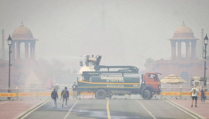 Delhi Pollution: NCR में वायु प्रदूषण ने तोड़ा रिकॉर्ड, AQI पहुंचा 500 के करीब, सांस लेना हुआ मुश्किल