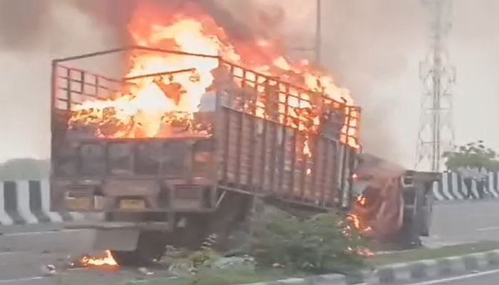 Aligarh Accident: अलीगढ़ में दर्दनाक हादसा, ट्रक और कार की भीषण टक्कर में 5 लोग जिंदा जले