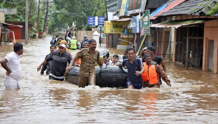 तेलंगाना में भारी बारिश और बाढ़ से हाहाकार, 50 साल का रिकॉर्ड टूटा