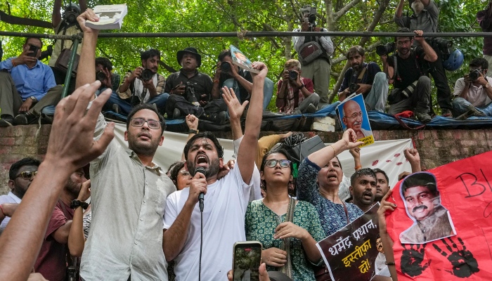 'हमें मिटा नहीं सकते!' जंतर-मंतर पर गरजे अभिजीत दीपके, शिक्षा मंत्री के इस्तीफे का अल्टीमेटम, वांगचुक का मिला साथ, दिल्ली छावनी में तब्दील!