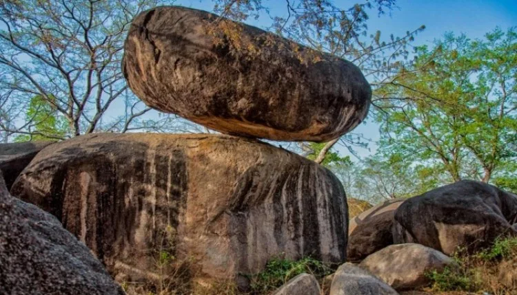 कुदरत का अजूबा है जबलपुर का ‘बैलेंसिंग राॅक’, एक पत्थर पर टिकी चट्टान