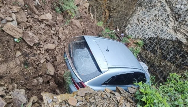 Himachal Rain: भारी बारिश से दरक रहे पहाड़, शिमला समेत कई जिलों में भूस्खलन, सांगला में पुल टूटा