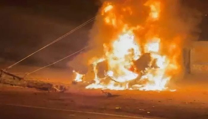 Gwalior:बिजली के खंभे से टकराकर आग का गोला बनी कार, दो दोस्तों की जलकर मौत