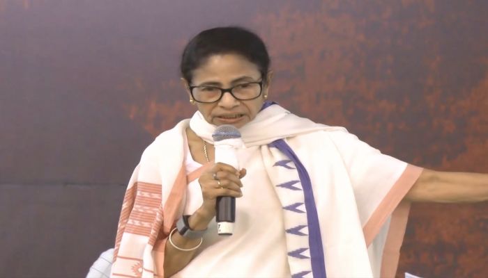 Bengal SIR Protest: धरने पर बैठी ममता बनर्जी की BJP को खुली चुनौती, कहा- बंगाल को छूकर दिखाओ...