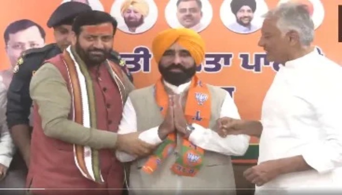 पंजाब में आप को बड़ा झटका... सीएम भगवंत मान के भाई बीजेपी में शामिल, नायब सिंह सैनी और सुनील जाखड़ ने किया स्वागत