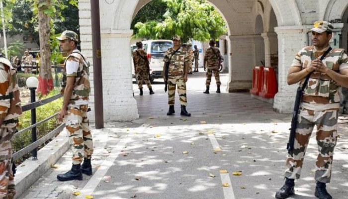 ITBP जवान की मां का हाथ काटने पर पलटन ने कमिश्नरेट ऑफिस को घेरा