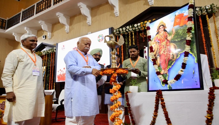 Mohan Bhagwat in Lucknow : जाति की दीवारें गिराकर 'हम सब हिंदू हैं' की बड़ी लकीर खींचें- लखनऊ में मोहन भागवत का संबोधन