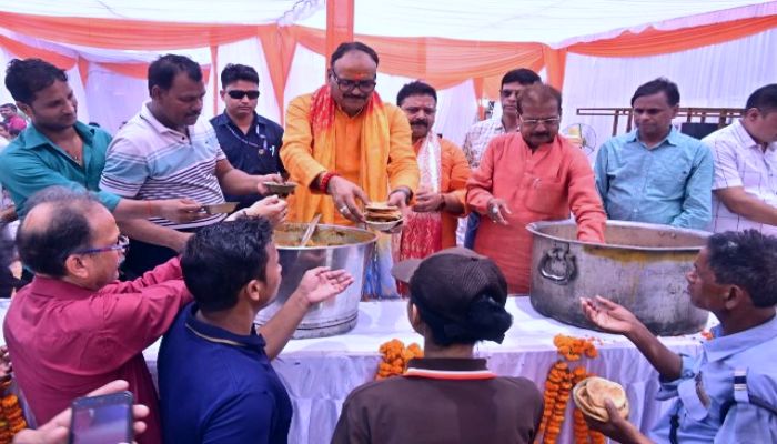 Bada Mangal: लखनऊ में तीसरे बड़े मंगल पर डिप्टी सीएम ब्रजेश पाठक ने वितरित किया भंडारे का प्रसाद