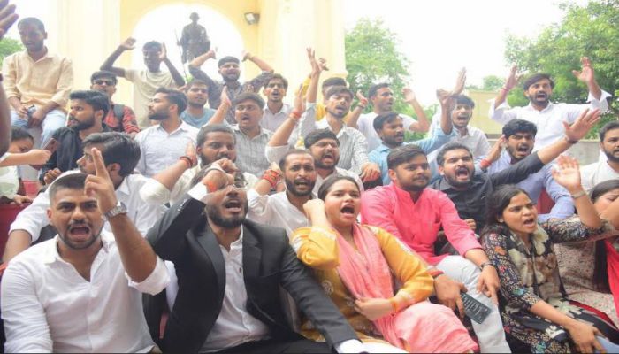 छात्रों पर लाठीचार्ज का मामलाः सड़कों पर उतरे ABVP कार्यकर्ता, किया विरोध प्रदर्शन